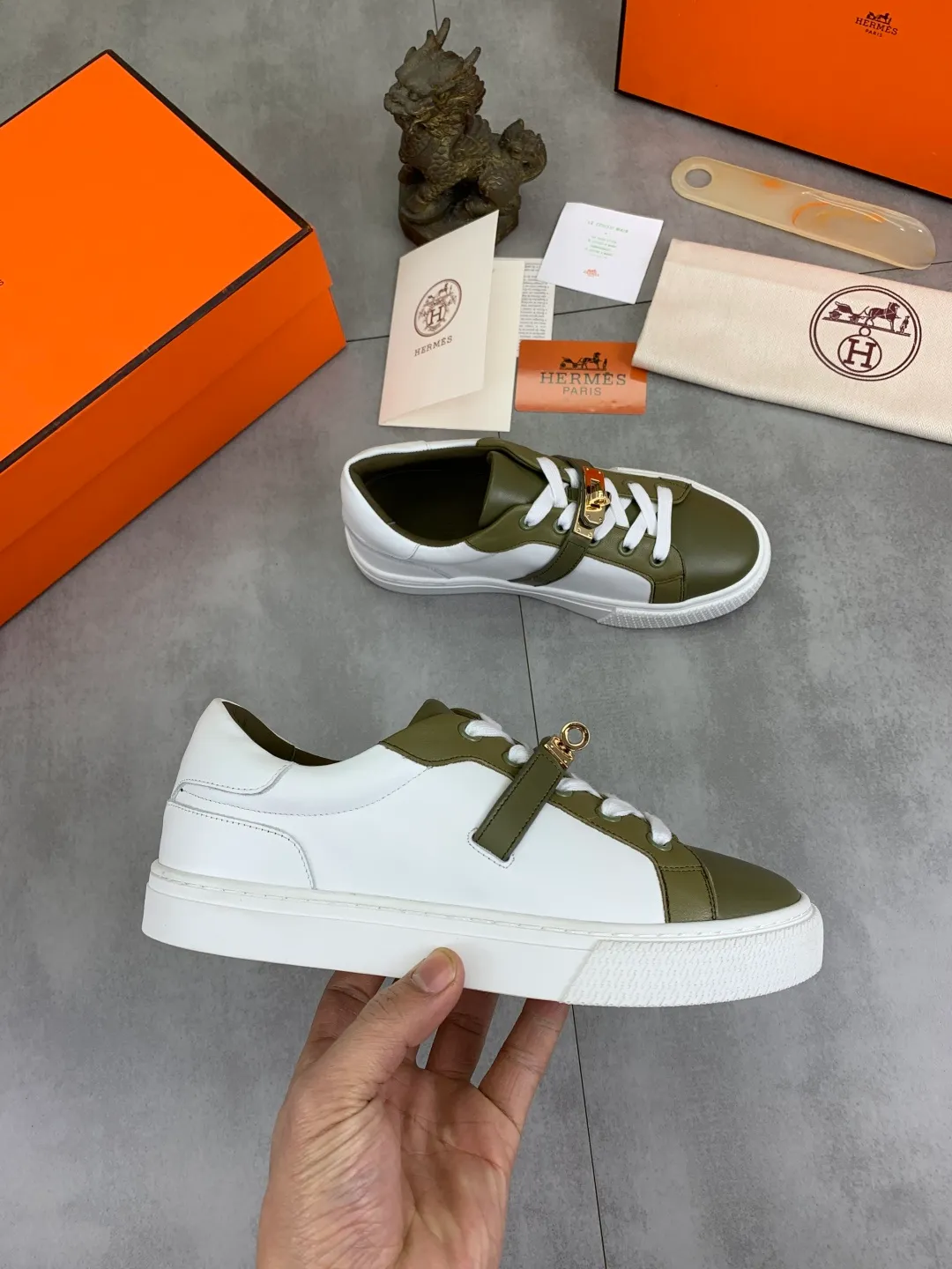 Men's men's shoes 💰P640 New Hermes top version Hermès classic couple style #𝐊𝐞𝐥𝐥𝐲 buckle casual white shoes skateboard shoes that will not conflict with shoes at all. Full of unknowns, Hermès rarely produces flat casual shoes and they are paired with classic palladium-plated Kelly shoe buckles! You'll fall in love with it at first sight. It's super versatile and can be worn with any skirt or pants. 🉑️Close your eyes and wear it. It's super noble. Fabric: Specific cowhide/canvas material. Lining: Sheepskin lining. Outsole: Original molded TPU outsole. Size: 35-45.